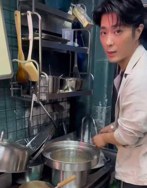 33歲港星帶家人到深圳開小吃店，親自洗碗送外賣，努力打拚不喊累