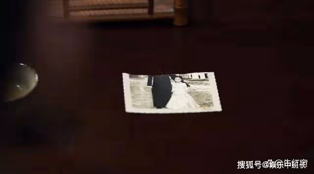 《無間》看到閃官扔下一張照片，才知花向雨的結局讓人淚目
