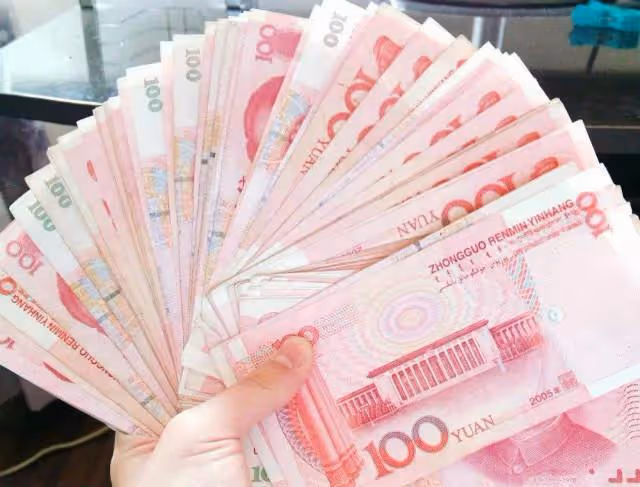 婆婆照顧我坐月子,她回鄉前塞給我一萬,我拒收後給了婆婆三萬