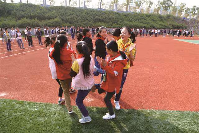 我去城裡看望女兒,女兒卻用泡麵招待我,得知緣由我塞給女兒五萬