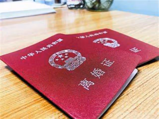 和前夫離婚三年後我過生日,兒子送我一幅畫,看完我淚流滿面