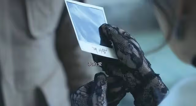 9年前,她一脫成名,處女作被稱為「純欲教科書」