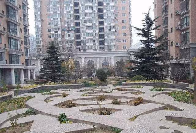 我剛買婚房,女友母親病重住院,我賣房給她治病,如今我得一別墅