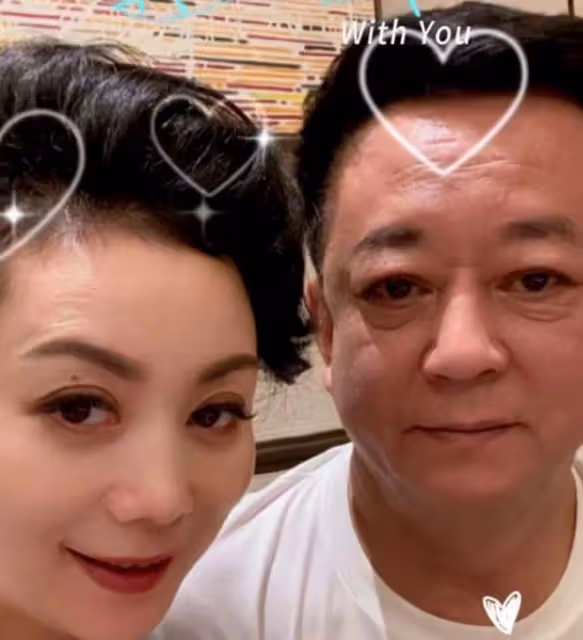 59歲朱軍攜妻子參加公益,發福明顯眼袋超重,憔悴蒼老模樣大變