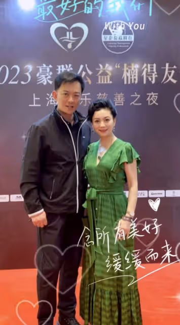 59歲朱軍攜妻子參加公益,發福明顯眼袋超重,憔悴蒼老模樣大變