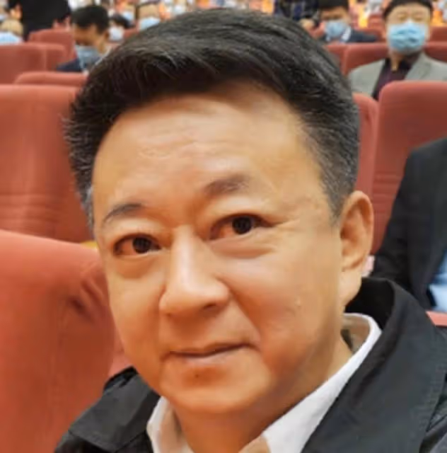 59歲朱軍攜妻子參加公益,發福明顯眼袋超重,憔悴蒼老模樣大變