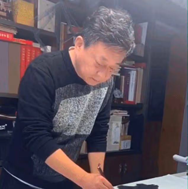 59歲朱軍攜妻子參加公益，發福明顯眼袋超重，憔悴蒼老模樣大變