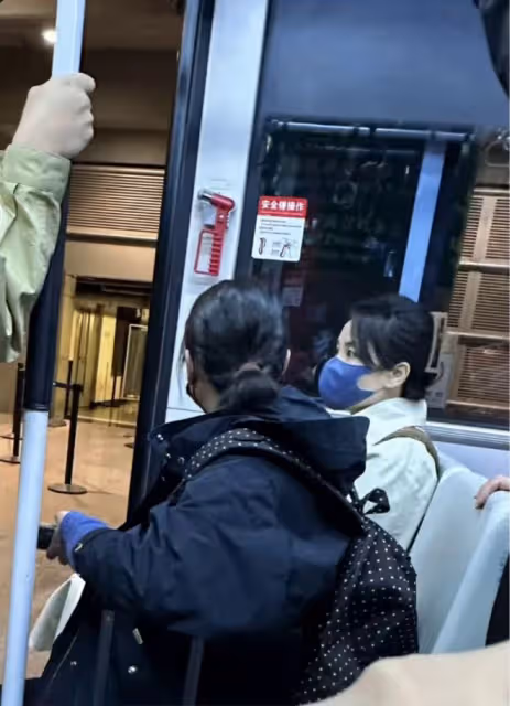 54歲王菲回國超接地氣,被粉絲直勾勾圍觀到害羞,眼睛呆滯顯疲憊