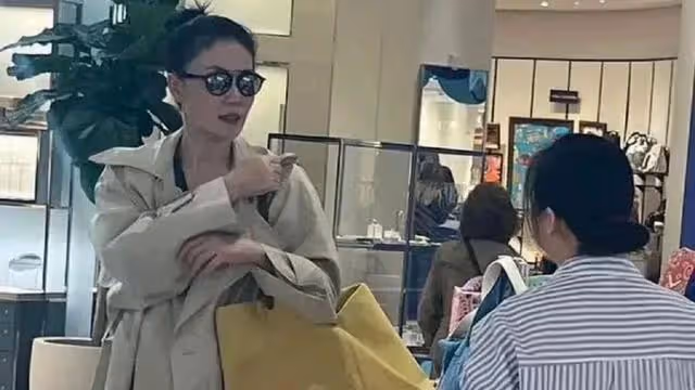 54歲王菲回國超接地氣,被粉絲直勾勾圍觀到害羞,眼睛呆滯顯疲憊