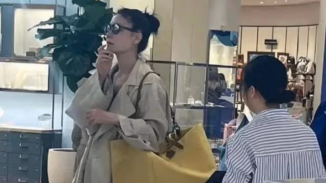 54歲王菲回國超接地氣,被粉絲直勾勾圍觀到害羞,眼睛呆滯顯疲憊