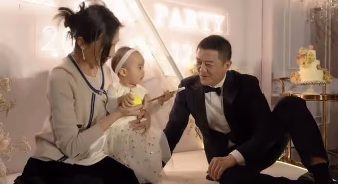 54歲王菲回國超接地氣,被粉絲直勾勾圍觀到害羞,眼睛呆滯顯疲憊