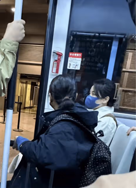 53歲王菲度假歸來,戴11元鯊魚夾坐擺渡車,惹同齡段大媽側目