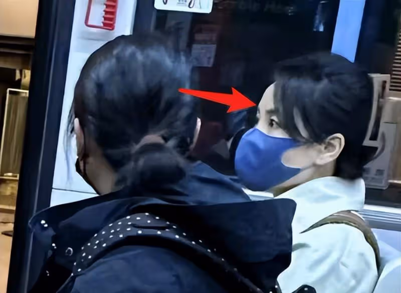 53歲王菲度假歸來,戴11元鯊魚夾坐擺渡車,惹同齡段大媽側目
