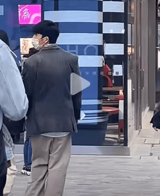 甜!大表姐挽手男友逛街小鳥依人,與井柏然住7萬一平公寓築愛巢