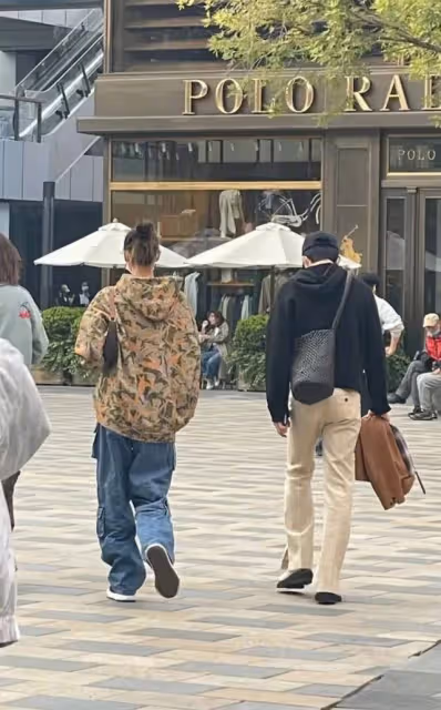 甜！大表姐挽手男友逛街小鳥依人，與井柏然住7萬一平公寓築愛巢