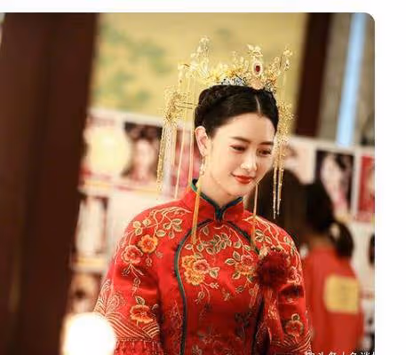 克拉拉曬照秀出美腿，禮裙時尚大秀時尚，神秘老公從不露面