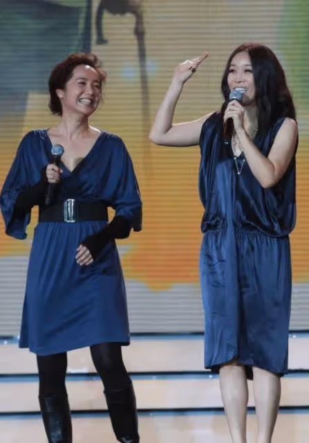 56歲蔣雯麗同框55歲那英，只差1歲狀態差距大，一個似洋娃娃，一個似大媽