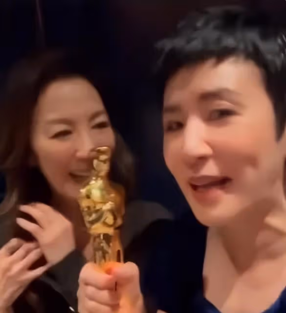 楊紫瓊帶小金人回港,吳君如甄子丹齊聚慶祝,67歲周潤發模樣大變