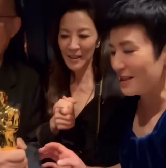 楊紫瓊帶小金人回港,吳君如甄子丹齊聚慶祝,67歲周潤發模樣大變