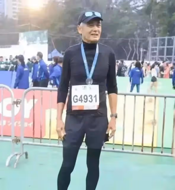 楊紫瓊帶小金人回港,吳君如甄子丹齊聚慶祝,67歲周潤發模樣大變