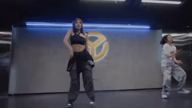 大瓜,汪峰不僅嗜賭成性,而且私生活混亂,賭完專找大長腿美女