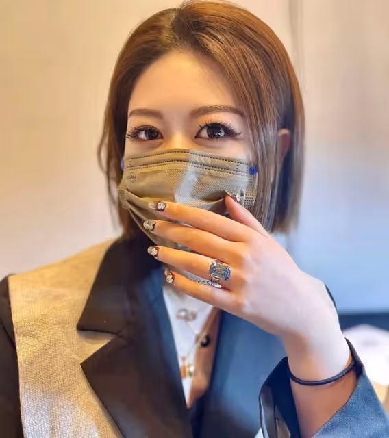 姜武女兒開畫展有排面，姜文姜武罕同框，馮小剛病情擴散白到發光