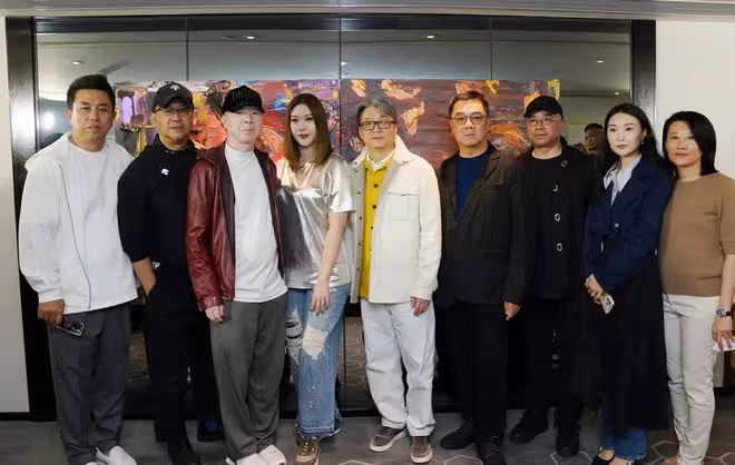 姜武女兒開畫展有排面，姜文姜武罕同框，馮小剛病情擴散白到發光