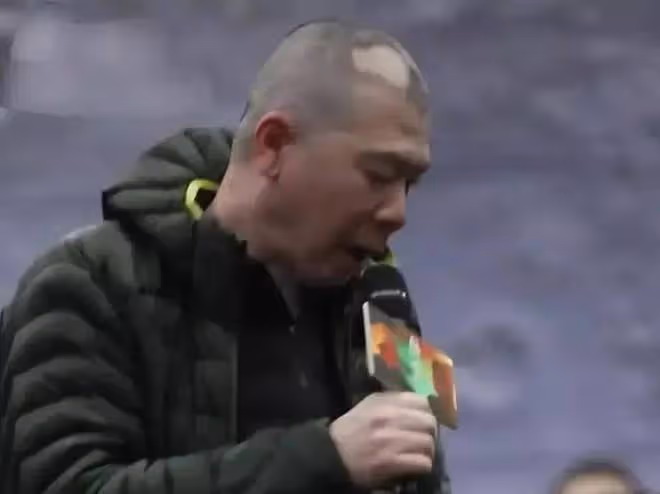 姜武女兒開畫展有排面，姜文姜武罕同框，馮小剛病情擴散白到發光