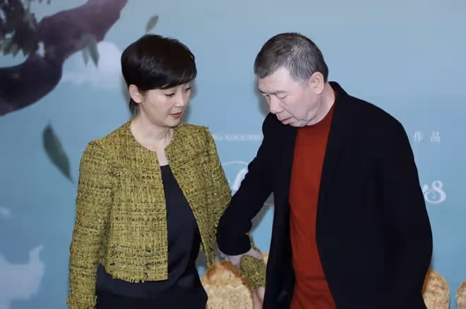 姜武女兒開畫展有排面，姜文姜武罕同框，馮小剛病情擴散白到發光