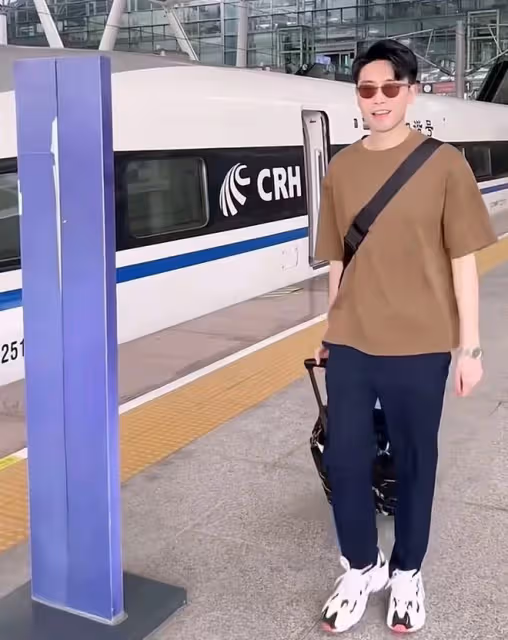 香港知名主持人回內地尋根！首次回家鄉很開心，帶著女友走街串巷