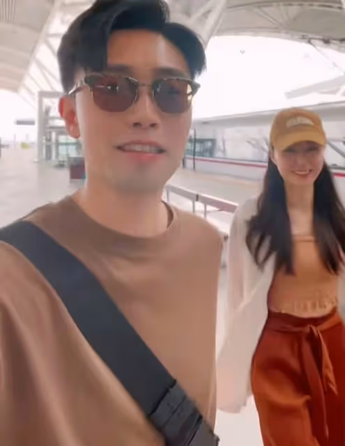 香港知名主持人回內地尋根！首次回家鄉很開心，帶著女友走街串巷