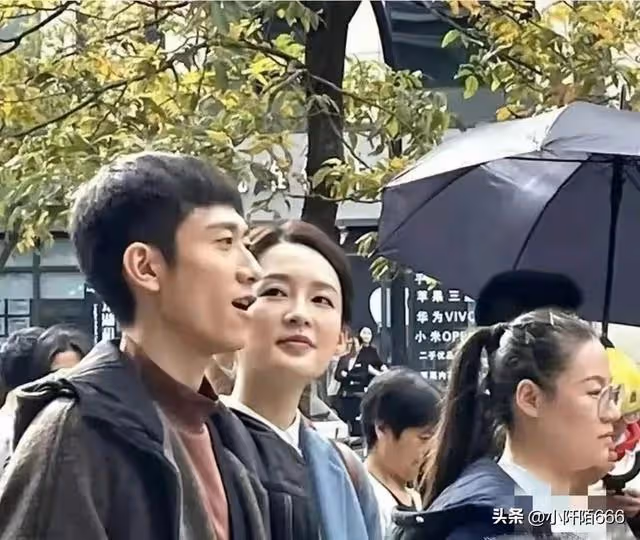 李沁張一山戀情曝光，穿情侶裝牽手逛街，網友：「太甜了」