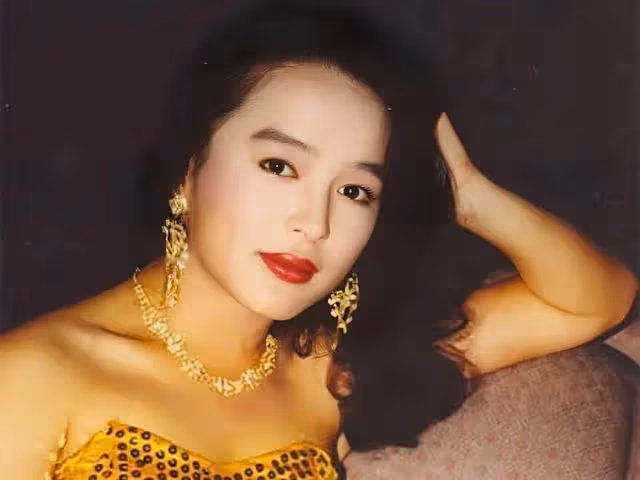 香港知名女星外形嚴重走樣，插足富商婚姻，與男友戀愛十年不結婚