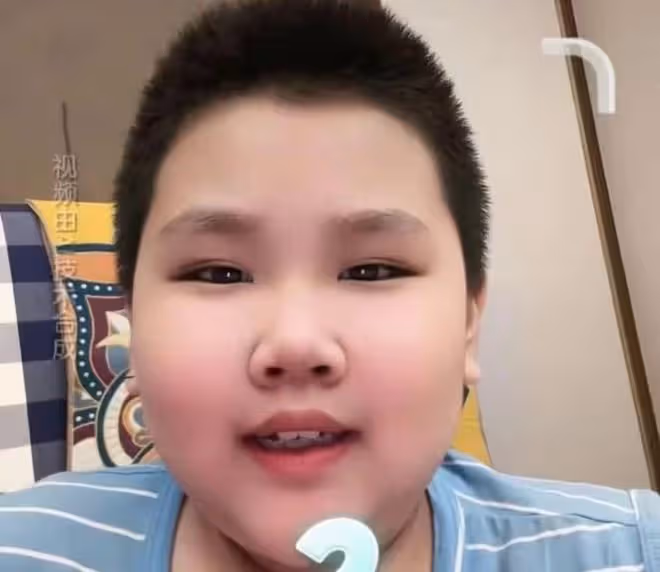 郭德綱8歲兒子春遊身高驚人!上30萬一年外籍學校,全家被疑移民