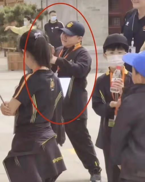郭德綱8歲兒子春遊身高驚人!上30萬一年外籍學校,全家被疑移民