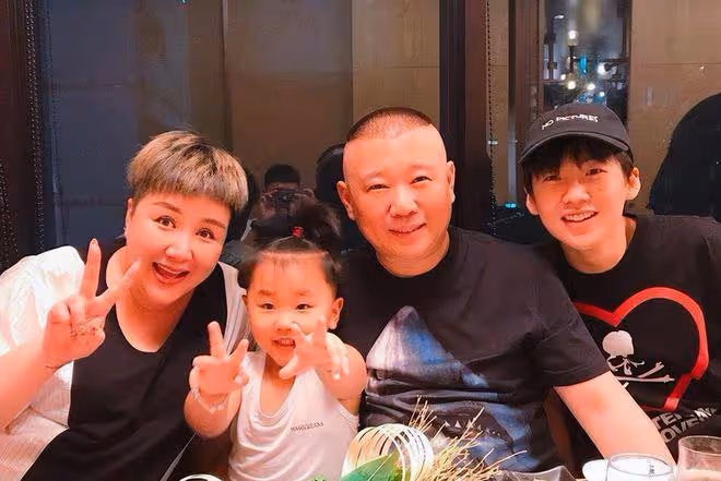 郭德綱8歲兒子春遊身高驚人!上30萬一年外籍學校,全家被疑移民