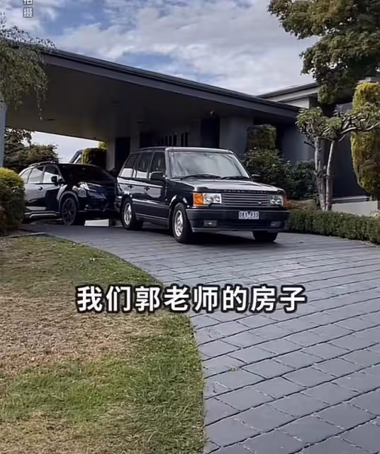 郭德綱8歲兒子春遊身高驚人！上30萬一年外籍學校，全家被疑移民