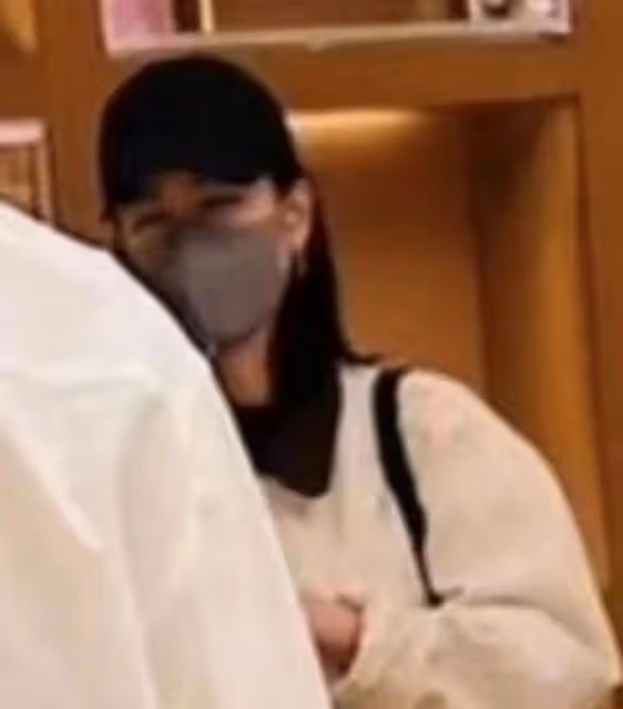 玄彬給孫藝珍買包,孫藝珍笑出月牙眼,隔著口罩夫妻甜蜜對視