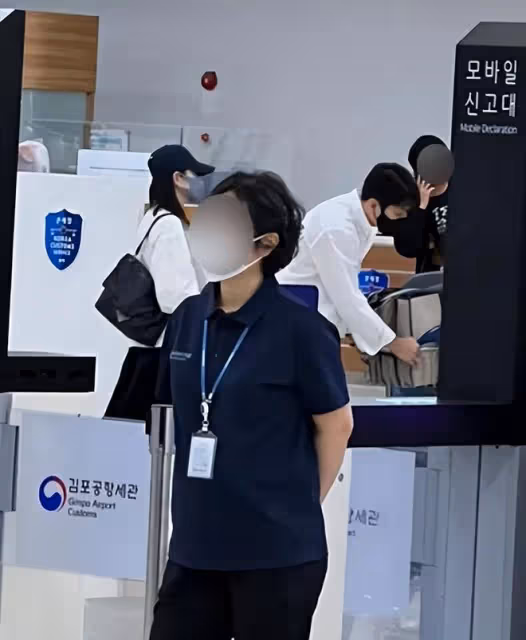 玄彬給孫藝珍買包,孫藝珍笑出月牙眼,隔著口罩夫妻甜蜜對視