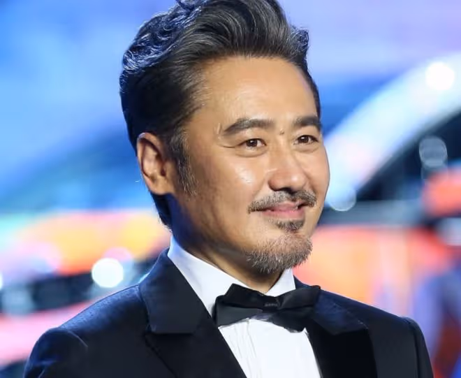 54歲吳秀波現身英國,鬚髮皆白胖到認不出,長子被曝家暴惹爭議