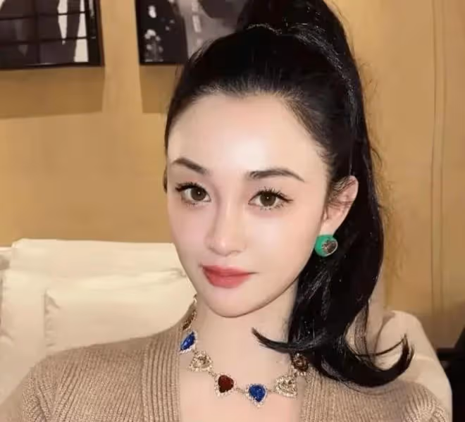 54歲吳秀波現身英國,鬚髮皆白胖到認不出,長子被曝家暴惹爭議