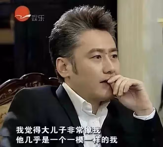 54歲吳秀波現身英國,鬚髮皆白胖到認不出,長子被曝家暴惹爭議