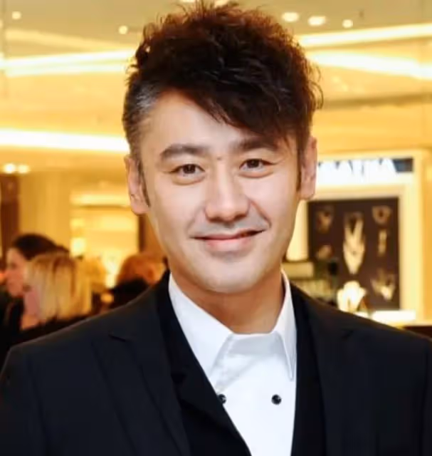 54歲吳秀波現身英國,鬚髮皆白胖到認不出,長子被曝家暴惹爭議