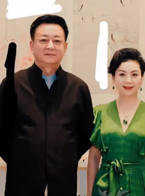 朱軍老婆譚梅慶祝結婚30年，高調曬夫妻合照，朱軍滿臉憔悴疲勞