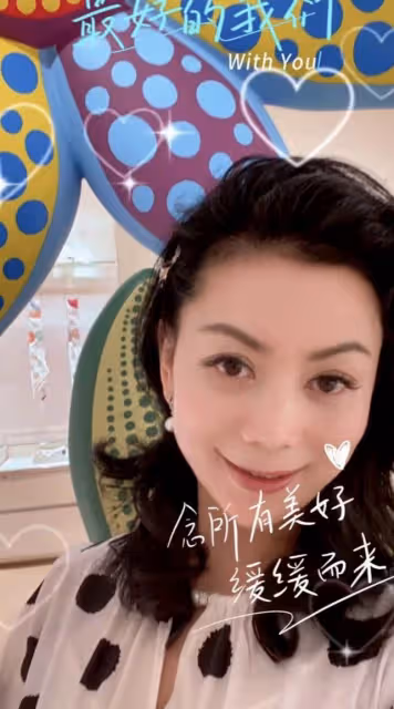 朱軍老婆譚梅慶祝結婚30年，高調曬夫妻合照，朱軍滿臉憔悴疲勞
