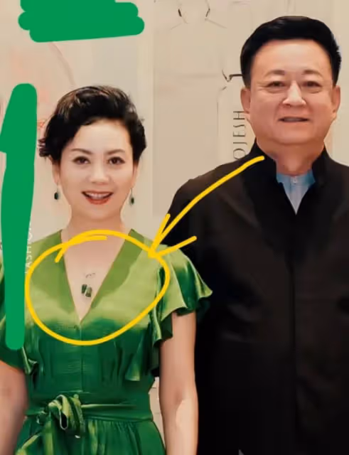 朱軍老婆譚梅慶祝結婚30年，高調曬夫妻合照，朱軍滿臉憔悴疲勞