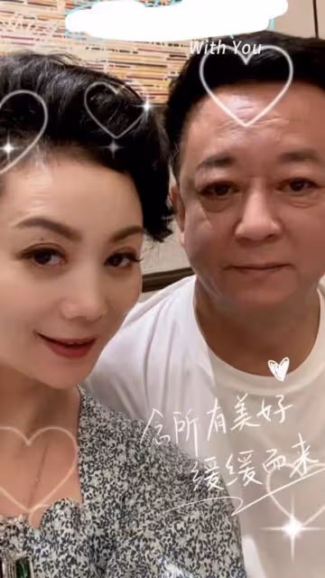 朱軍老婆譚梅慶祝結婚30年，高調曬夫妻合照，朱軍滿臉憔悴疲勞