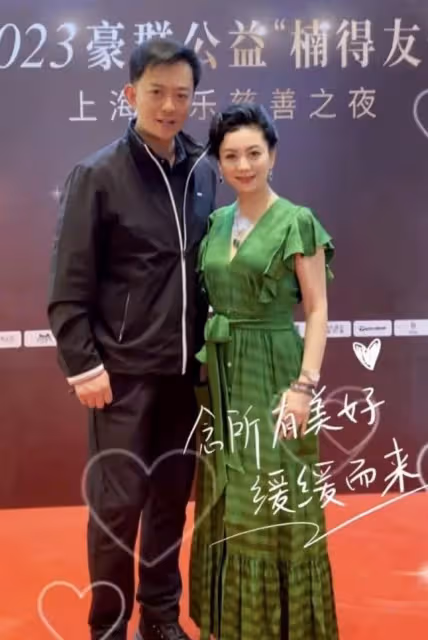 朱軍老婆譚梅慶祝結婚30年，高調曬夫妻合照，朱軍滿臉憔悴疲勞