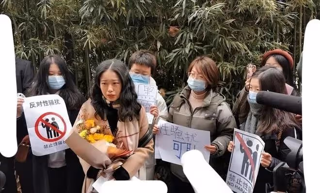 朱軍老婆譚梅慶祝結婚30年,高調曬夫妻合照,朱軍滿臉憔悴疲勞