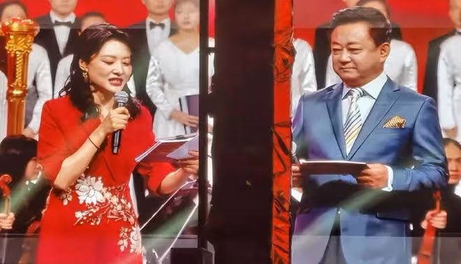 朱軍老婆譚梅慶祝結婚30年,高調曬夫妻合照,朱軍滿臉憔悴疲勞